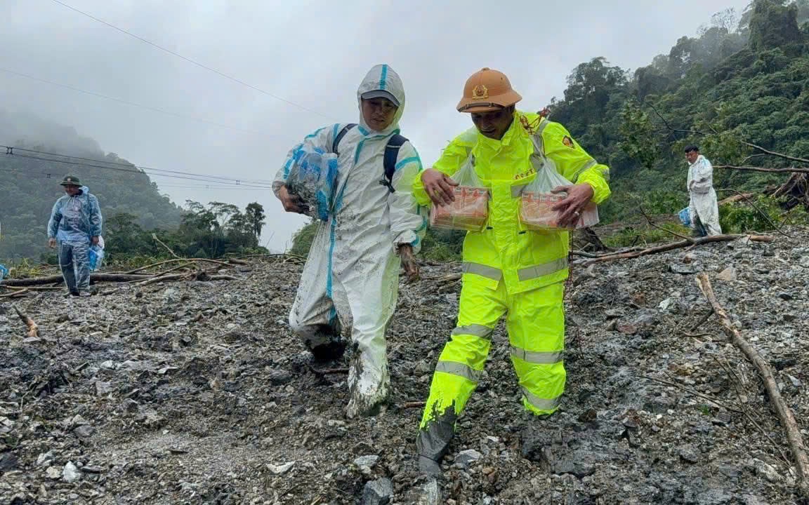 Dùng thiết bị bay mang lương thực, hàng hóa tiếp tế tài xế mắc kẹt ở đèo Lò Xo