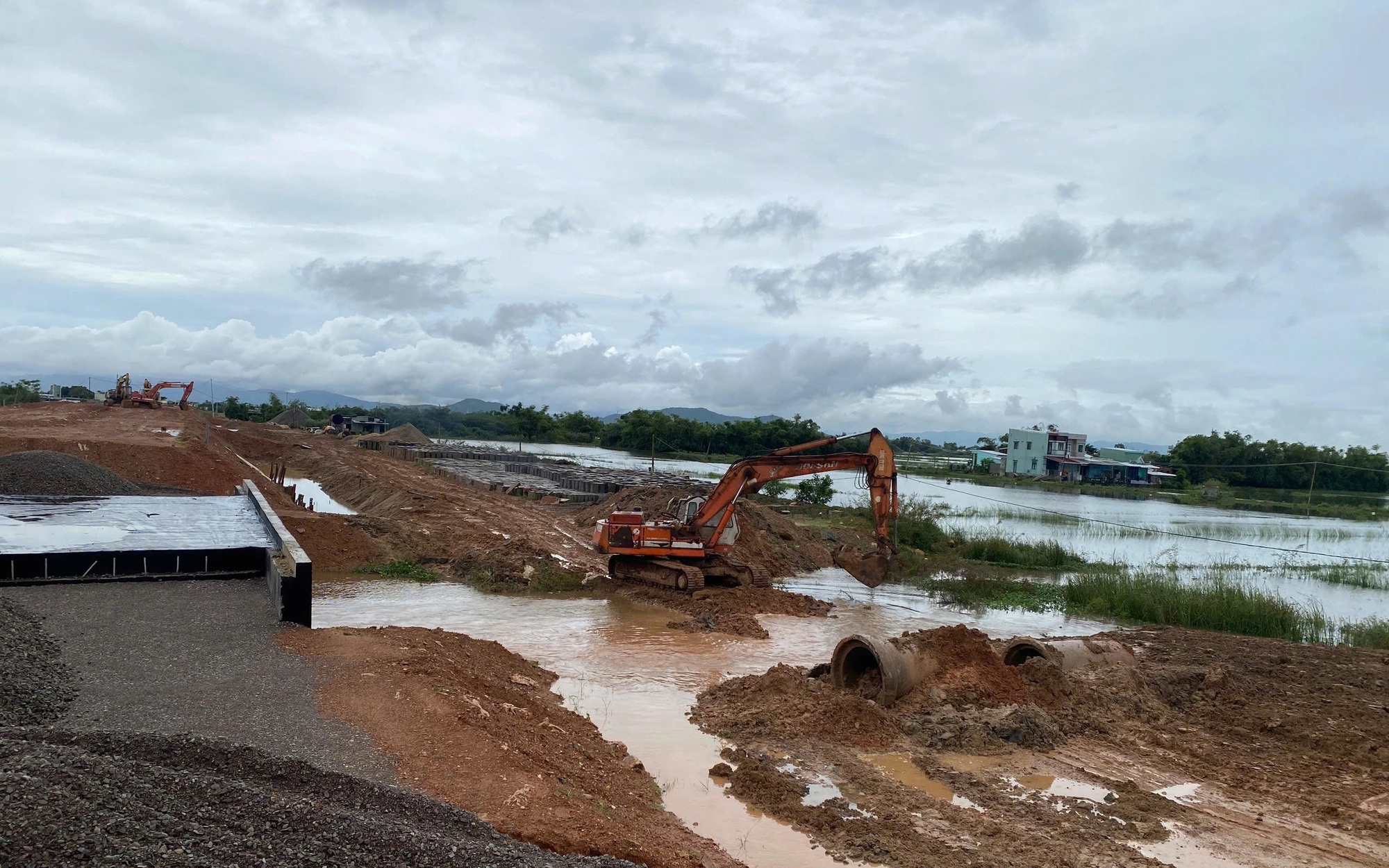 Gia Lai yêu cầu khẩn trương tháo dỡ đường công vụ cản trở thoát lũ