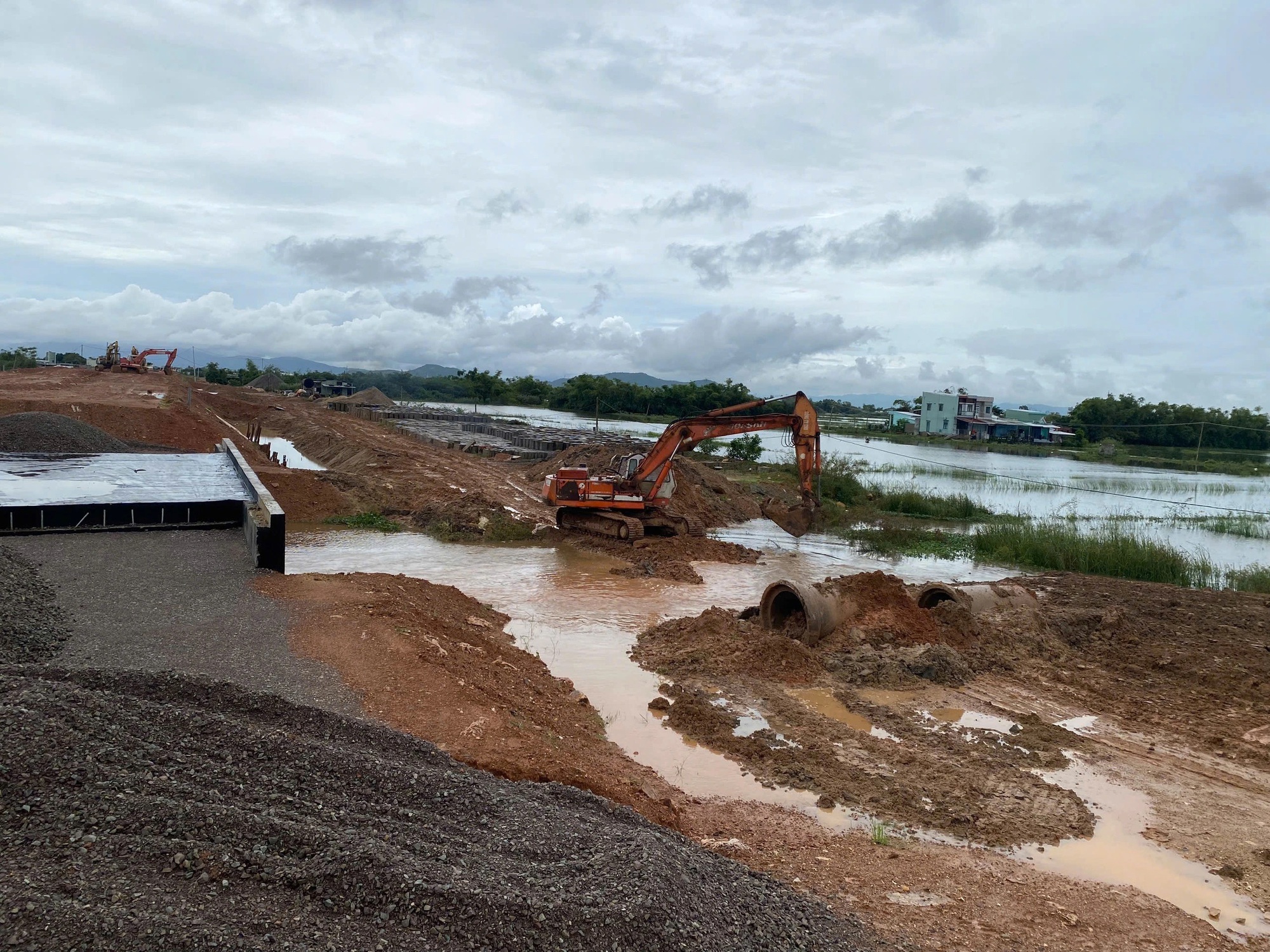 Gia Lai y&ecirc;u cầu khẩn trương th&aacute;o dỡ đường c&ocirc;ng vụ cản trở tho&aacute;t lũ - Ảnh 1.
