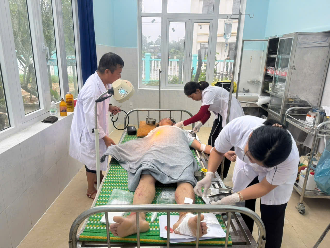 Cứu người đ&agrave;n &ocirc;ng Đ&agrave; Nẵng bị sạt lở v&ugrave;i lấp kinh ho&agrave;ng Trong gang tấc - Ảnh 1.