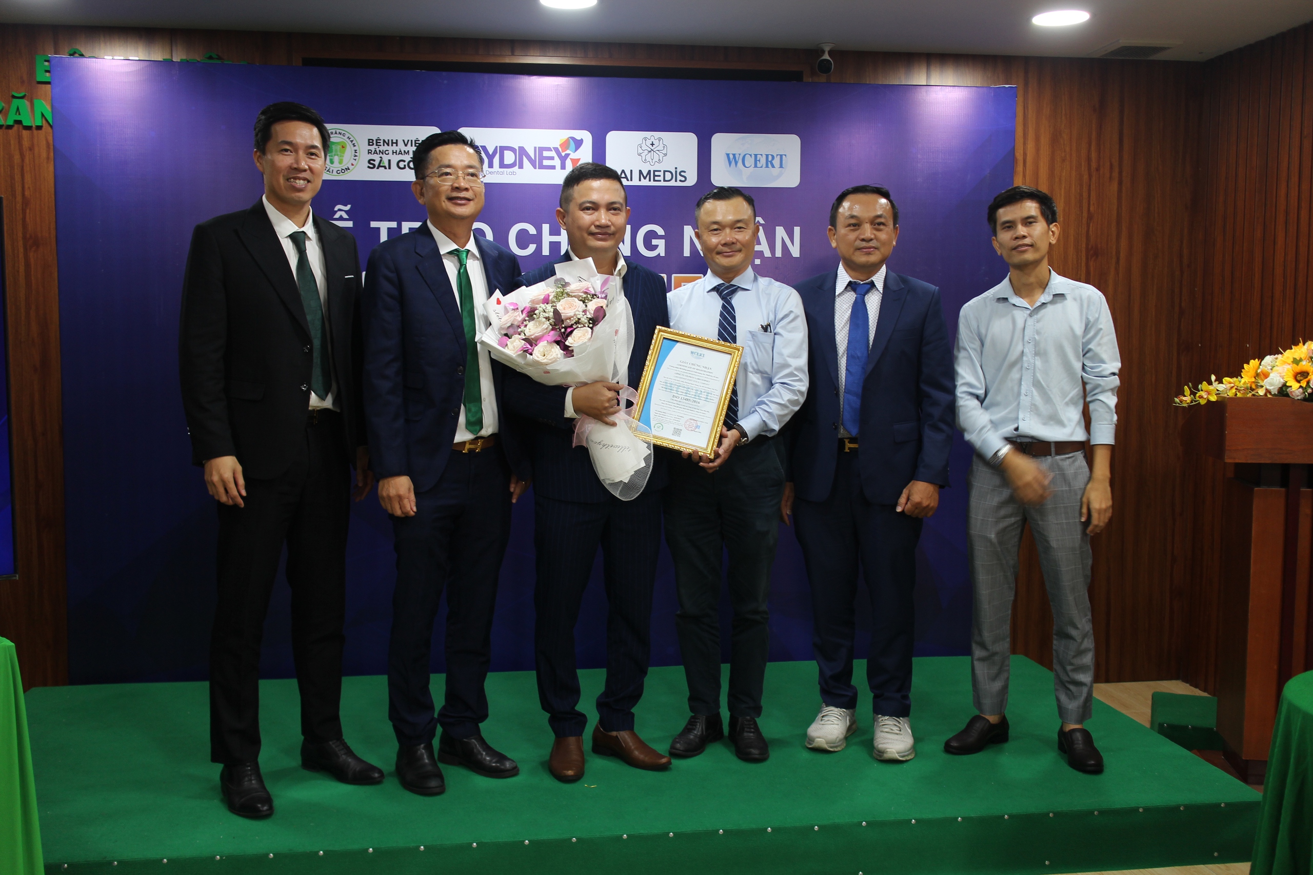 Một bệnh viện răng h&agrave;m mặt nhận chứng chỉ ISO - Ảnh 1.