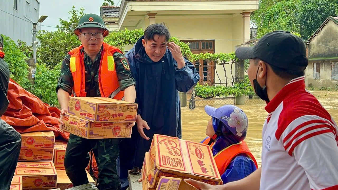 Lữ đo&agrave;n 574 cứu 9 người mắc kẹt giữa mưa lũ, đang đ&oacute;i v&agrave; kh&aacute;t nhiều giờ liền - Ảnh 12.
