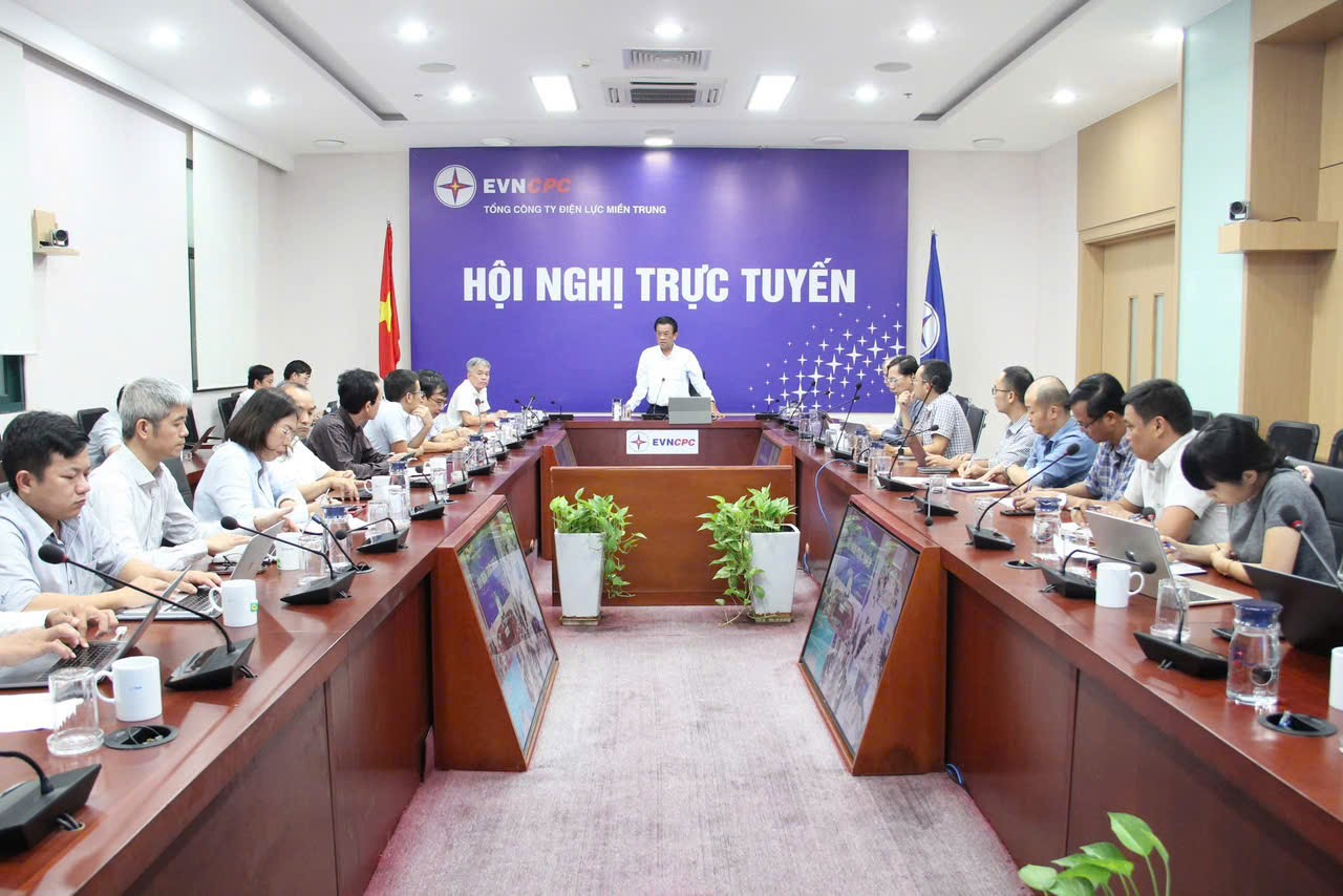 EVNCPC họp khẩn chỉ đạo khắc phục hậu quả mưa lũ, đảm bảo an to&agrave;n điện cho người d&acirc;n - Ảnh 4.