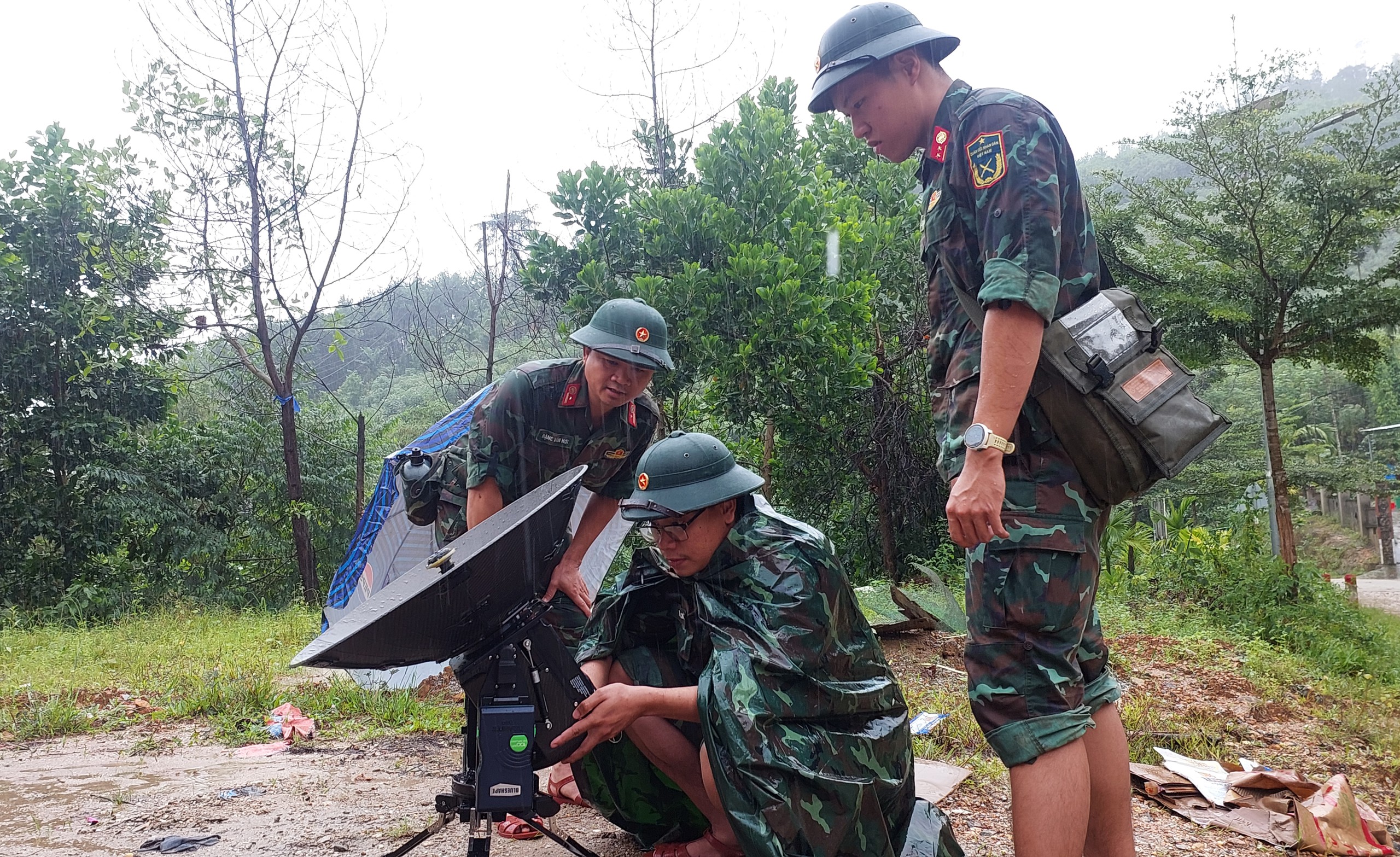 Lữ đo&agrave;n 574 cứu 9 người mắc kẹt giữa mưa lũ, đang đ&oacute;i v&agrave; kh&aacute;t nhiều giờ liền - Ảnh 16.