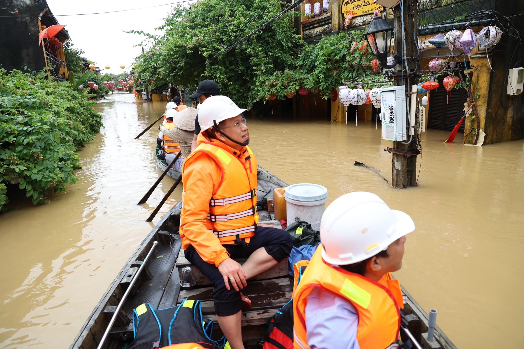 EVNCPC họp khẩn chỉ đạo khắc phục hậu quả mưa lũ, đảm bảo an to&agrave;n điện cho người d&acirc;n - Ảnh 3.