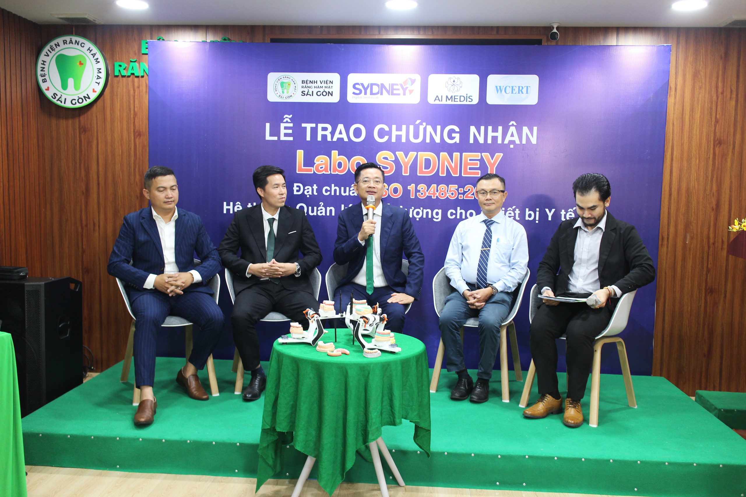 Một bệnh viện răng h&agrave;m mặt nhận chứng chỉ ISO - Ảnh 2.