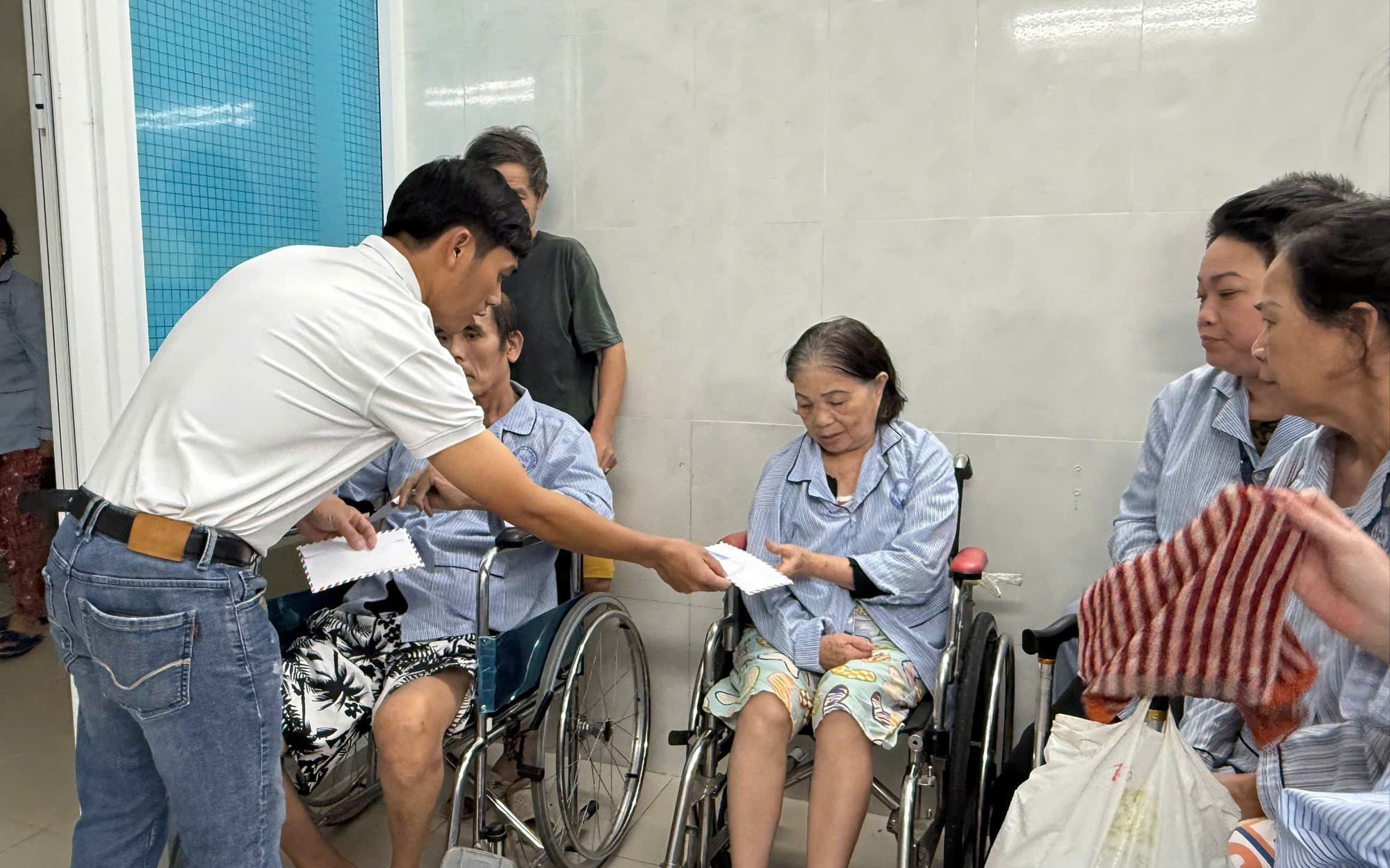 Ấm lòng suất quà của Báo Người Lao Động đến với bệnh nhân nghèo vùng lũ