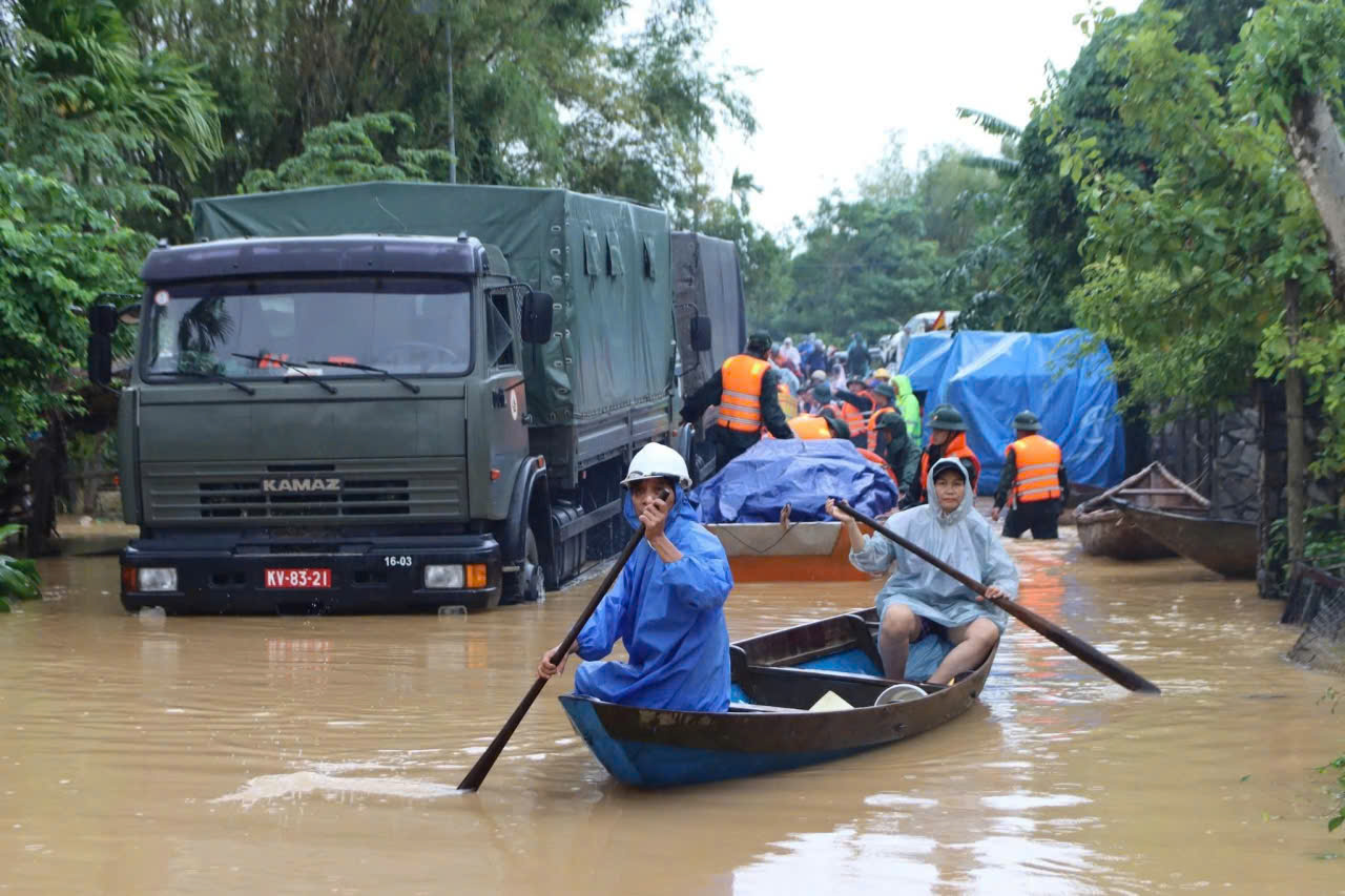Lữ đo&agrave;n 574 cứu 9 người mắc kẹt giữa mưa lũ, đang đ&oacute;i v&agrave; kh&aacute;t nhiều giờ liền - Ảnh 9.