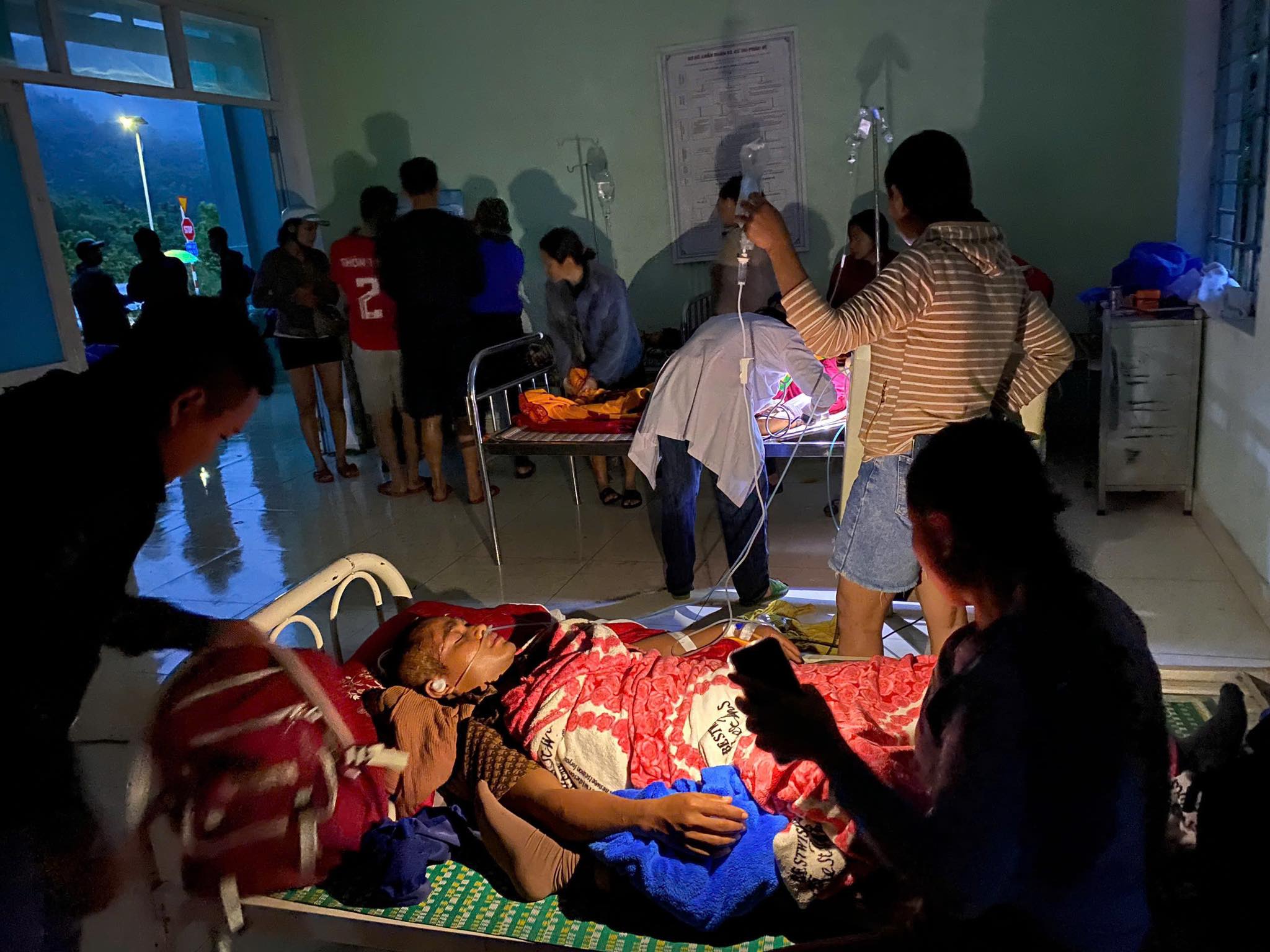 2 người bị sạt lở đất "ti&ecirc;n lượng nặng", x&atilde; phải mượn m&aacute;y nổ để nạn nh&acirc;n thở &ocirc; xy - Ảnh 3.