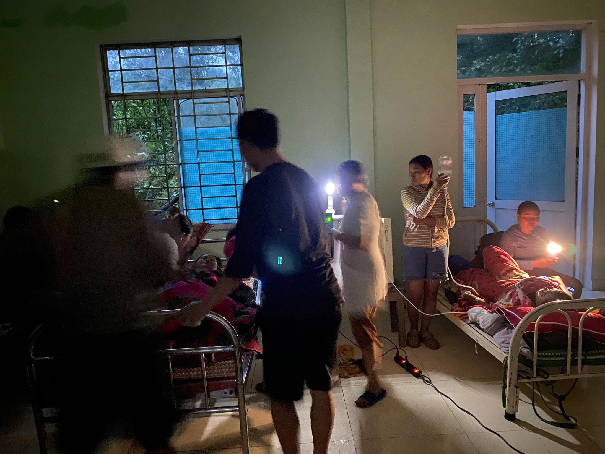 2 người bị sạt lở đất "ti&ecirc;n lượng nặng", x&atilde; phải mượn m&aacute;y nổ để nạn nh&acirc;n thở &ocirc; xy - Ảnh 1.