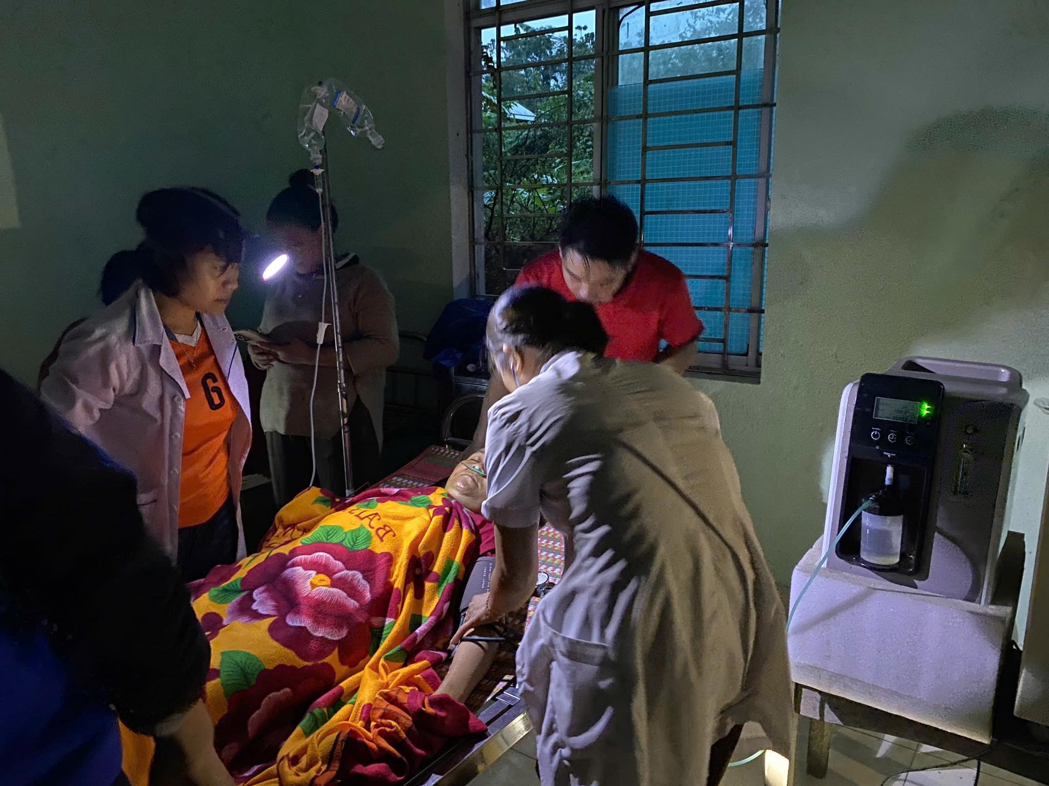 2 người bị sạt lở đất "ti&ecirc;n lượng nặng", x&atilde; phải mượn m&aacute;y nổ để nạn nh&acirc;n thở &ocirc; xy - Ảnh 2.