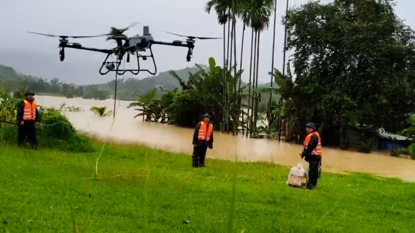 CLIP: D&ugrave;ng m&aacute;y bay kh&ocirc;ng người l&aacute;i đưa h&agrave;ng cứu trợ đến Tr&agrave; My bị c&ocirc; lập - Ảnh 1.