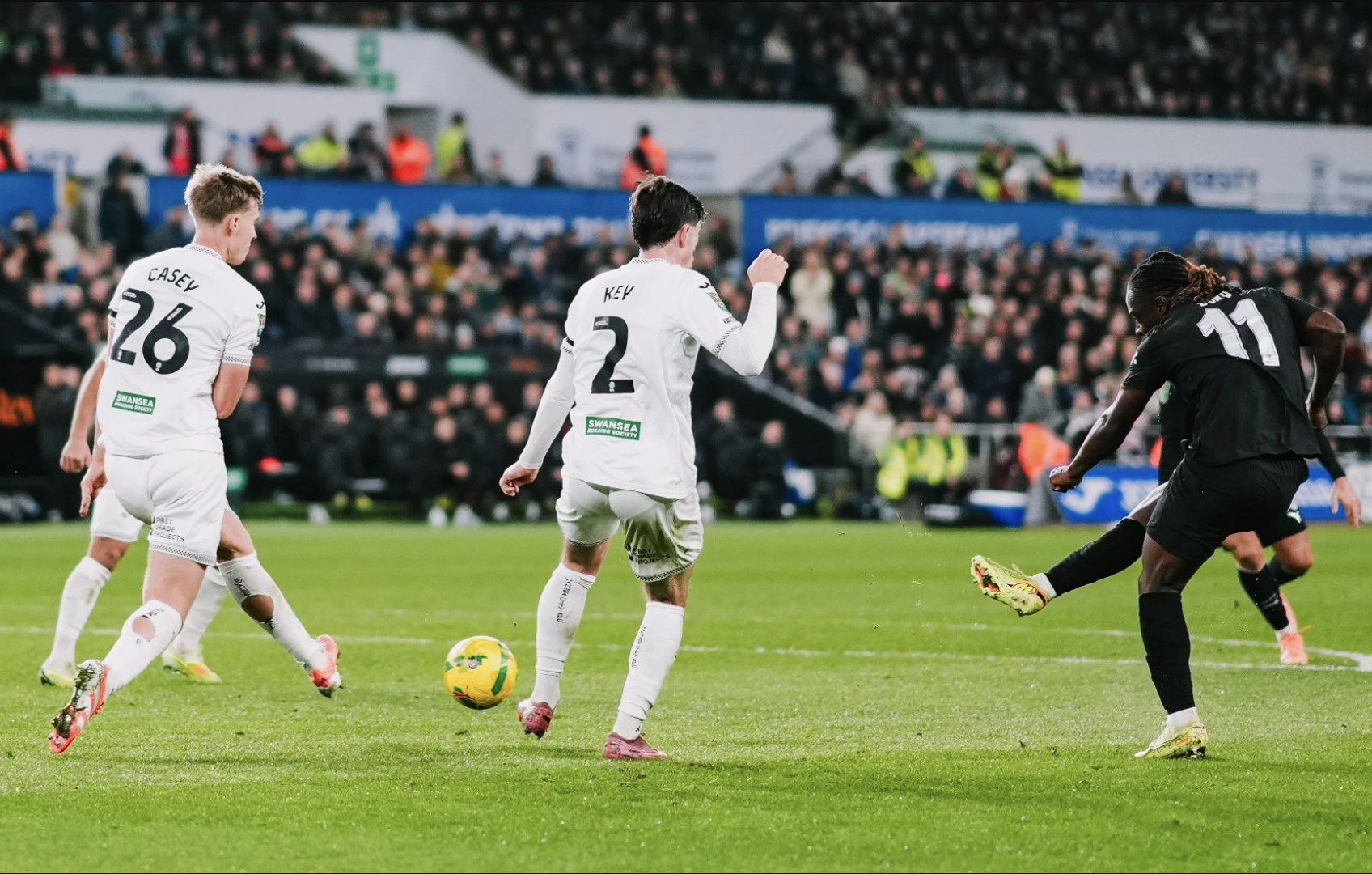 Ngược d&ograve;ng đ&aacute;nh bại Swansea, Man City gi&agrave;nh v&eacute; tứ kết League Cup - Ảnh 2.