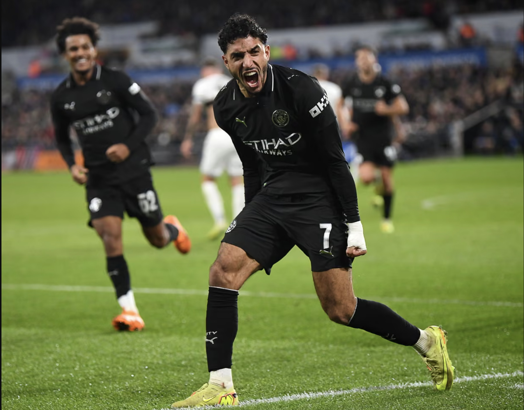 Ngược d&ograve;ng đ&aacute;nh bại Swansea, Man City gi&agrave;nh v&eacute; tứ kết League Cup - Ảnh 3.