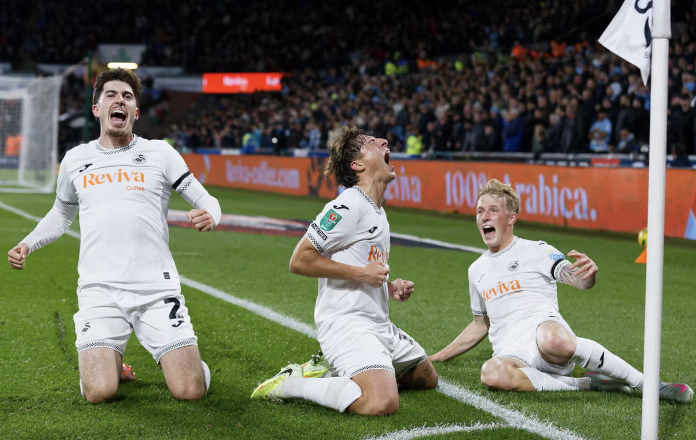 Ngược d&ograve;ng đ&aacute;nh bại Swansea, Man City gi&agrave;nh v&eacute; tứ kết League Cup - Ảnh 1.