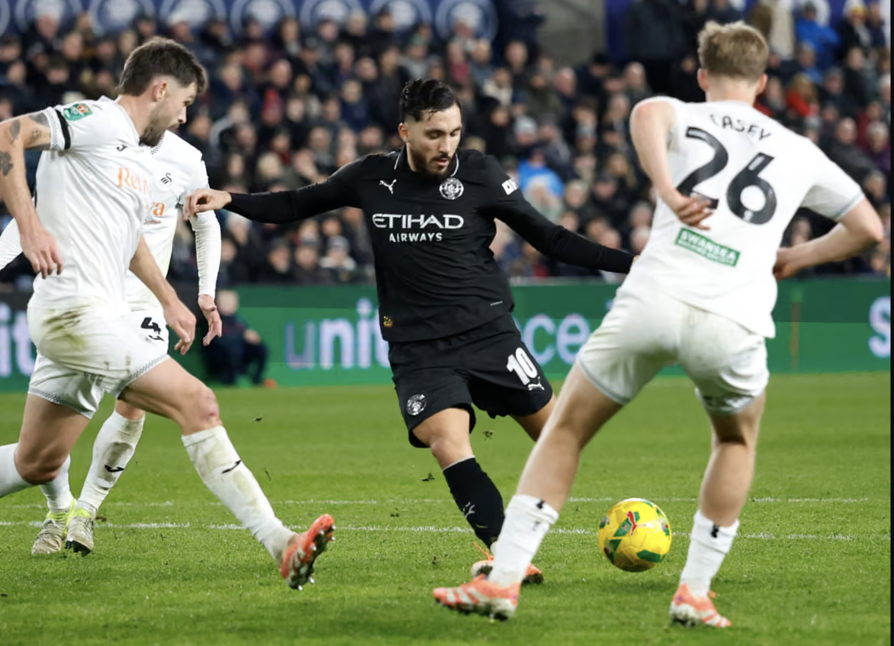 Ngược d&ograve;ng đ&aacute;nh bại Swansea, Man City gi&agrave;nh v&eacute; tứ kết League Cup - Ảnh 4.
