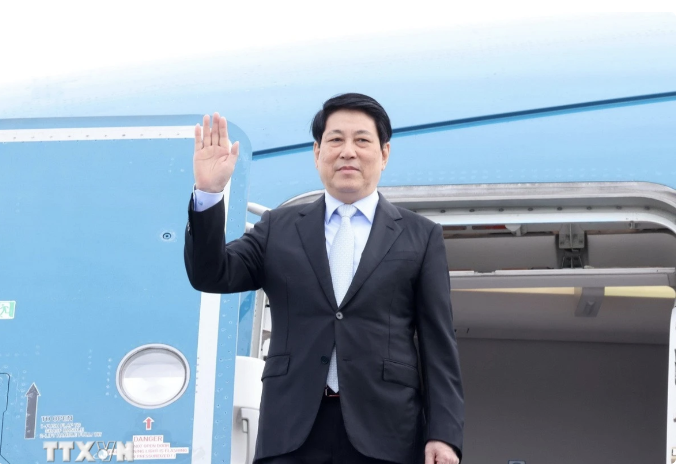 Chủ tịch nước Lương Cường lên đường dự Tuần lễ cấp cao APEC 2025 - Ảnh 1.