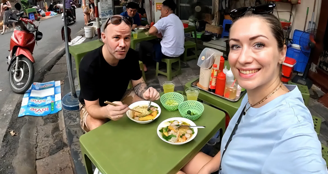 Khách Tây thử 1 món ngay khi trở lại Hà Nội, từ 'không hợp” đến nức nở khen ngon