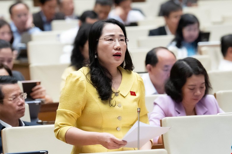 Đại biểu Nguyễn Thị Thủy phát biểu một số vấn đề về sách giáo khoa. Ảnh: Phạm Thắng - Ảnh 1.