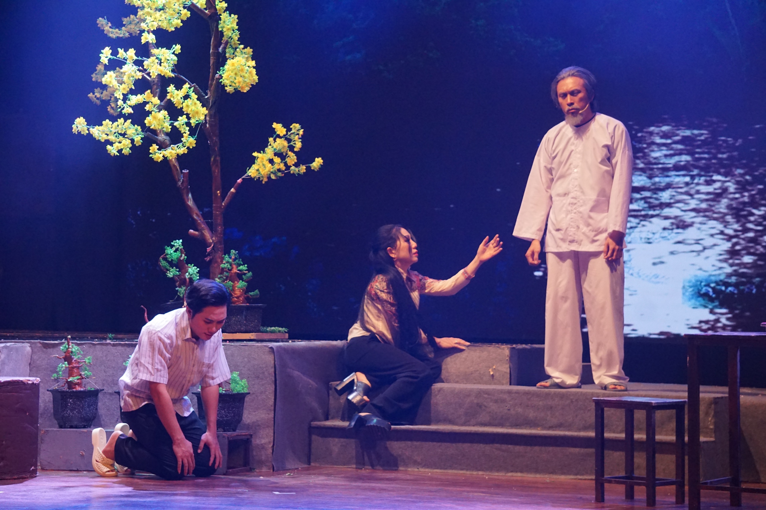 Kh&oacute;c với "C&acirc;y lẻ bạn", "Chu&ocirc;ng v&agrave;ng vọng cổ" Nhật Nguy&ecirc;n l&agrave;m đạo diễn - Ảnh 4.