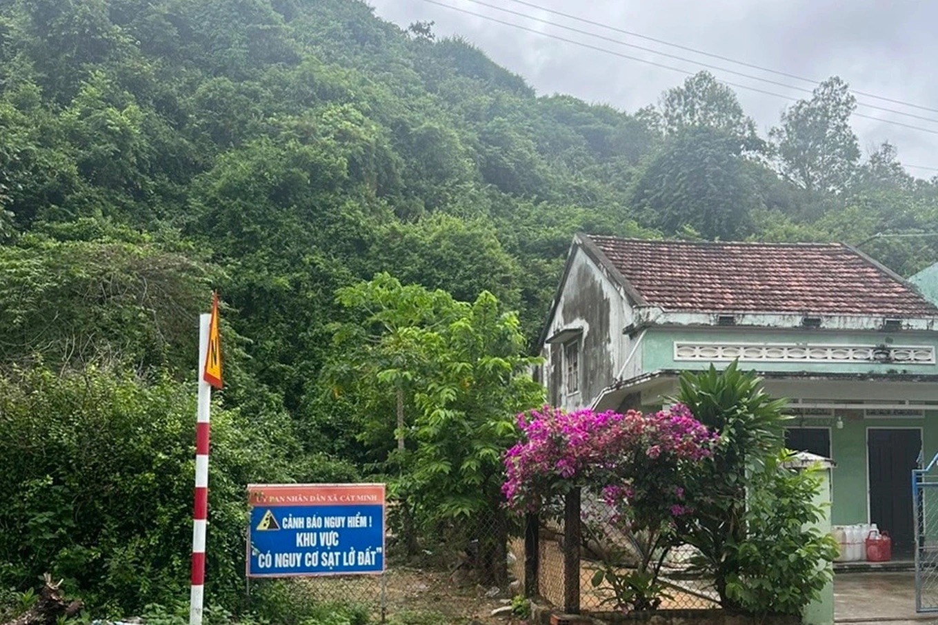 Gia Lai di dời khẩn 59 hộ d&acirc;n khỏi khu vực sạt lở n&uacute;i ngay trong đ&ecirc;m - Ảnh 1.