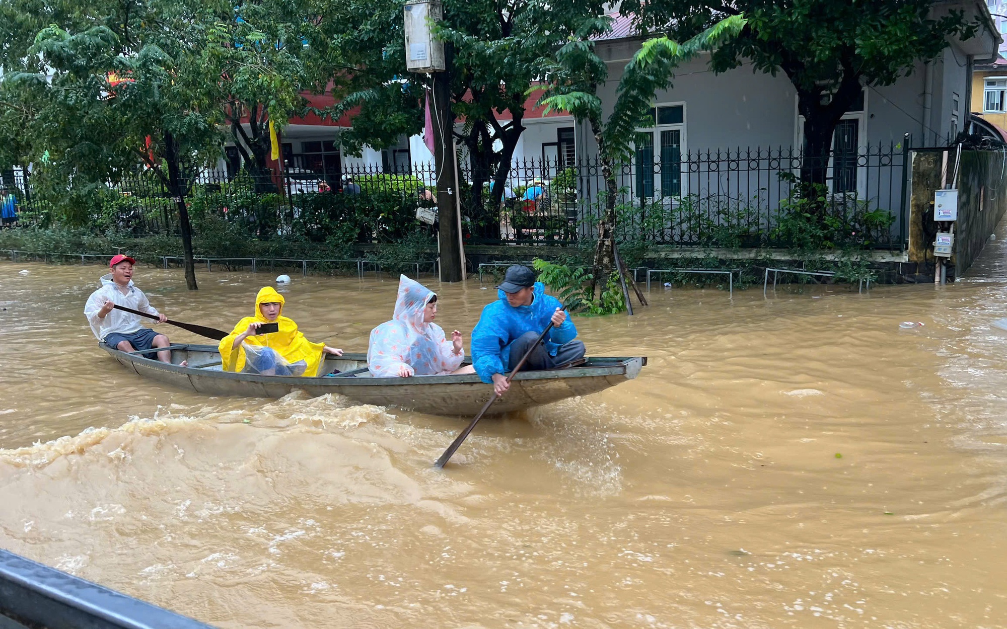 Cận cảnh hình ảnh Huế vẫn chưa thoát cảnh ngập lụt