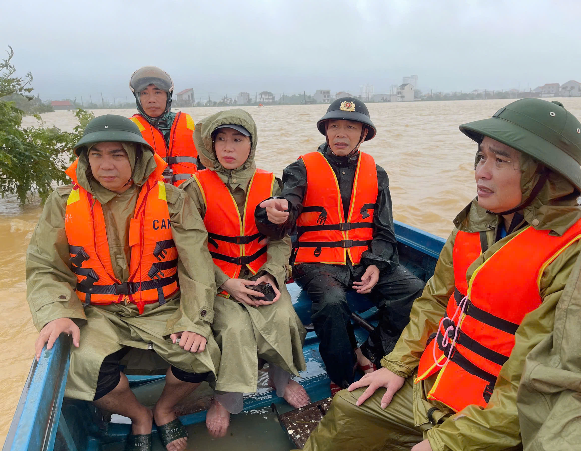 Nhiều người mất tích trong ngày lũ ở Huế lên trở lại - Ảnh 2.