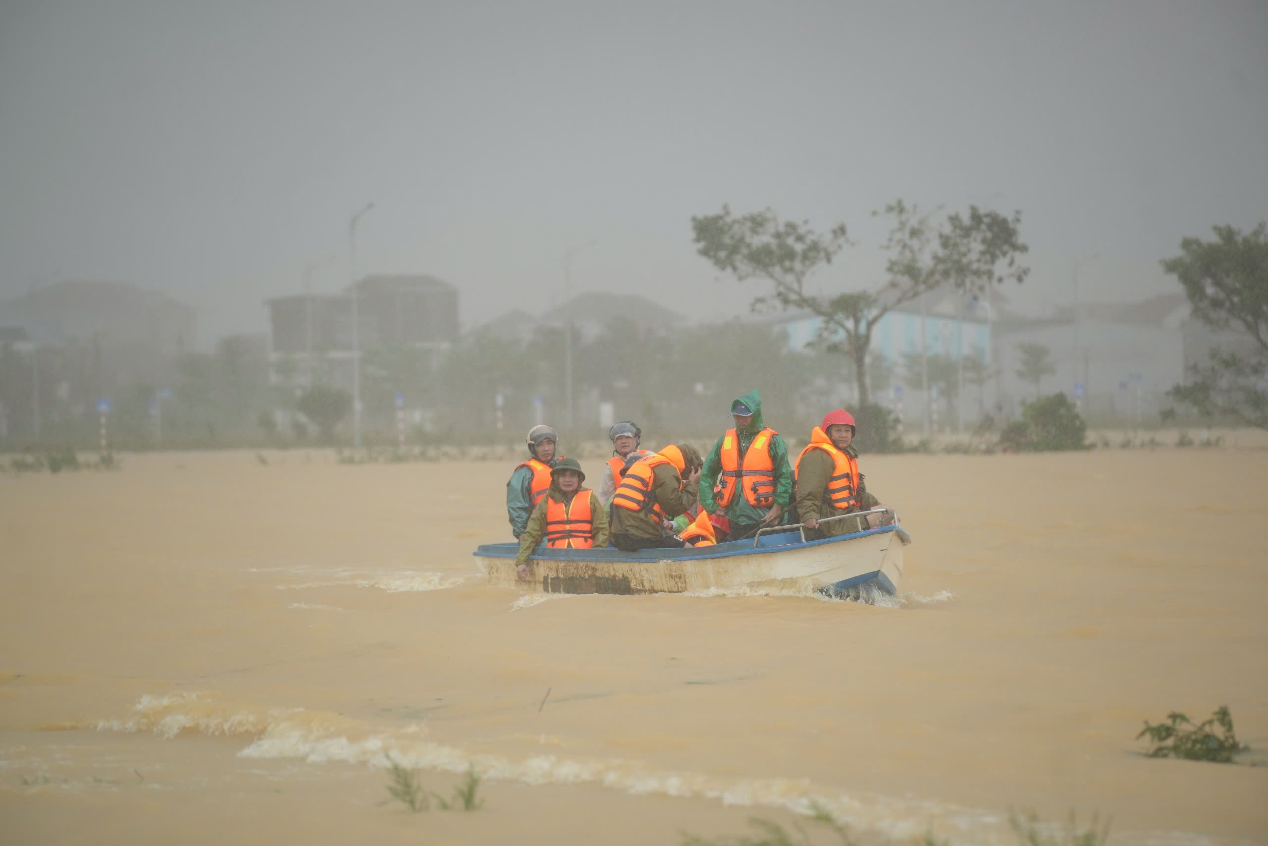Nhiều người mất tích trong ngày lũ ở Huế lên trở lại - Ảnh 1.