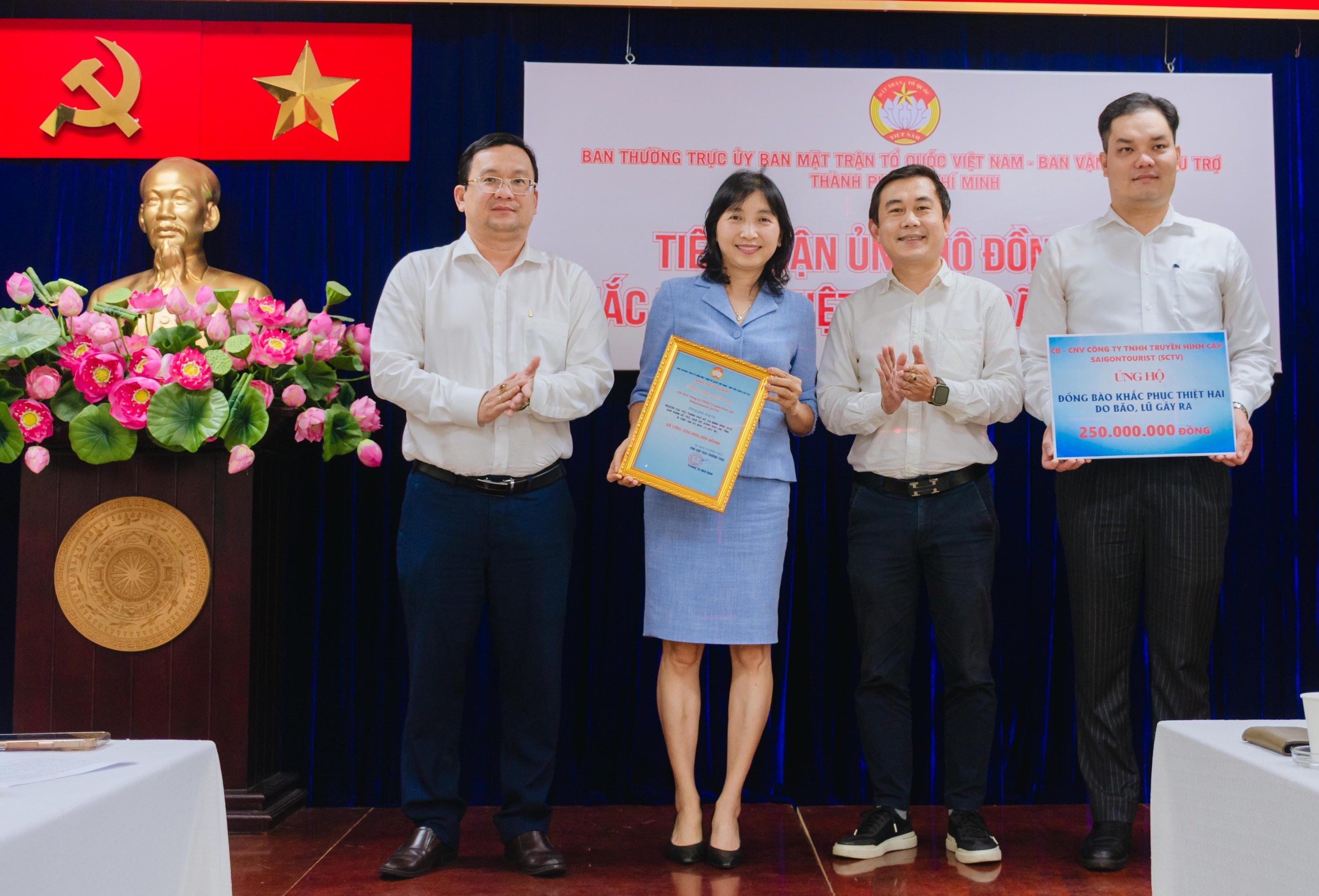 TP HCM tiếp nhận hơn 174 tỉ đồng ủng hộ đồng bào bị thiệt hại do bão, lũ - Ảnh 4.