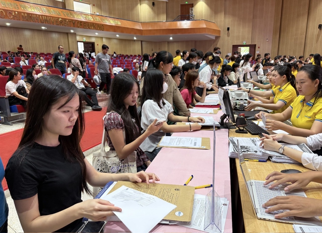 V&igrave; sao nhiều trường vẫn chưa c&oacute; th&ocirc;ng tin tuyển sinh ĐH 2026? - Ảnh 1.