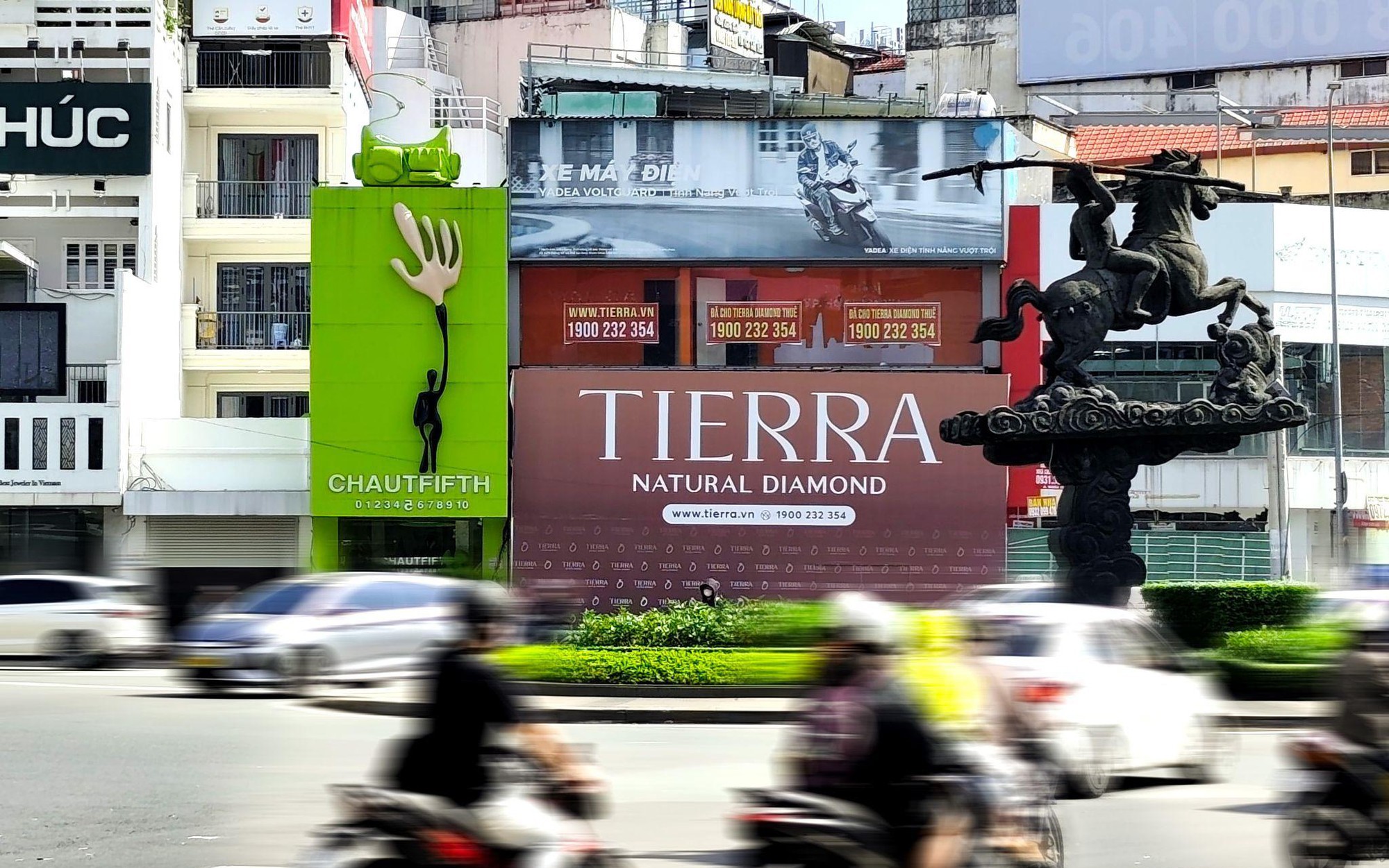 Tierra gia nhập hội "mặt tiền nghìn đô" cùng Starbucks, Con Cưng tại Ngã 6 Phù Đổng