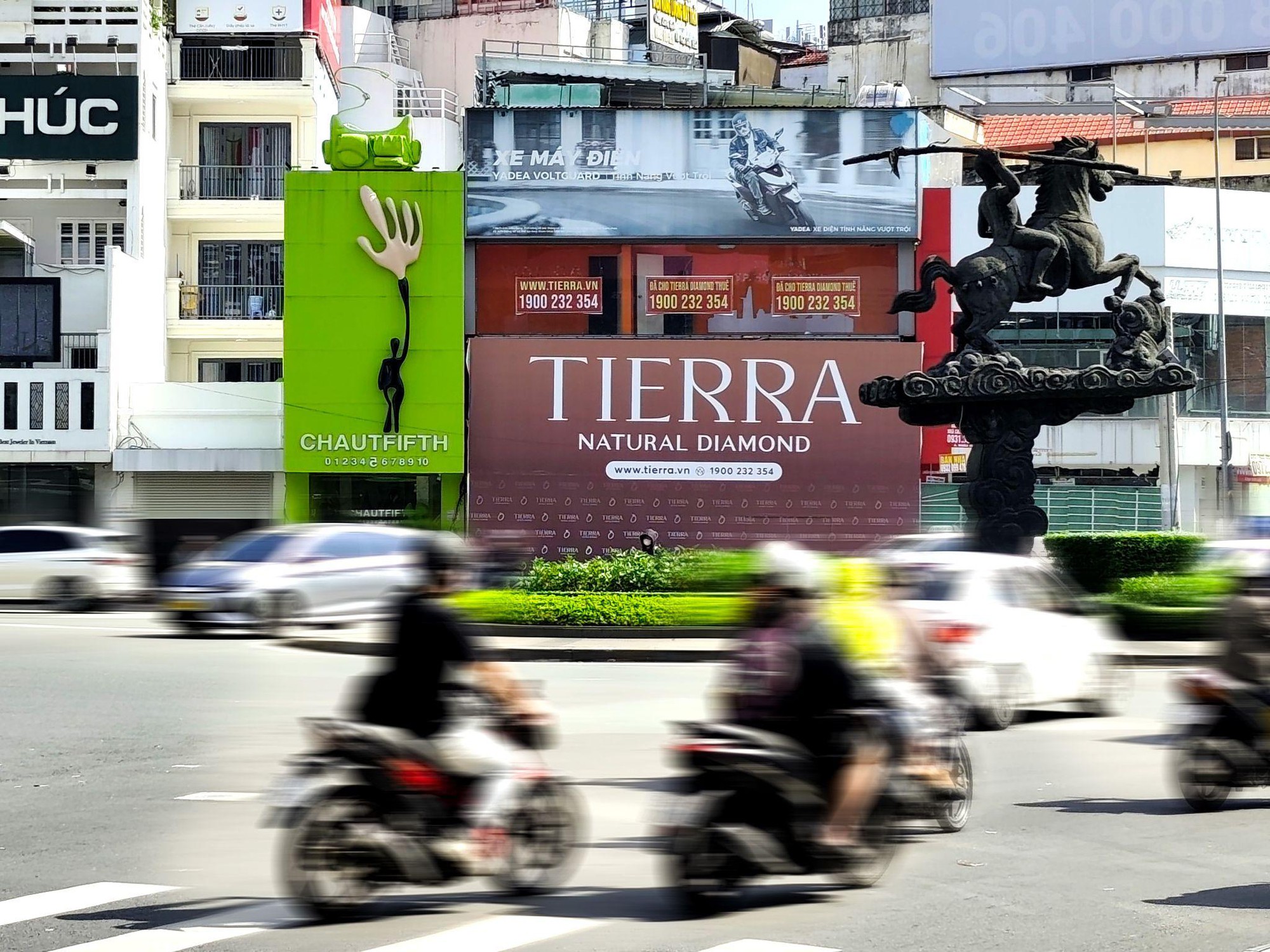 Tierra gia nhập hội "mặt tiền nghìn đô" cùng Starbucks, Con Cưng tại Ngã 6 Phù Đổng - Ảnh 1.