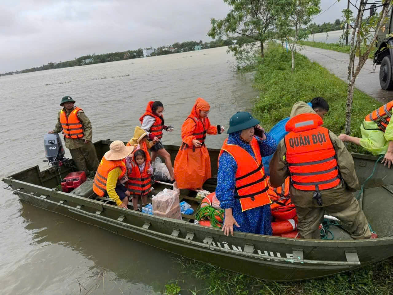 Lữ đo&agrave;n 574 cứu 9 người mắc kẹt giữa mưa lũ, đang đ&oacute;i v&agrave; kh&aacute;t nhiều giờ liền - Ảnh 1.