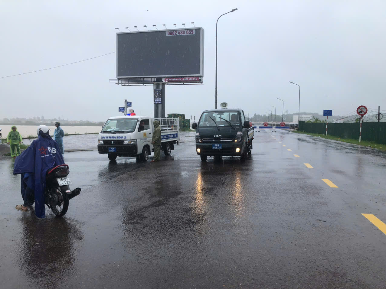 Quảng Ng&atilde;i đang nỗ lực giải cứu nhiều người d&acirc;n mắc kẹt tr&ecirc;n s&ocirc;ng Tr&agrave; Kh&uacute;c - Ảnh 5.