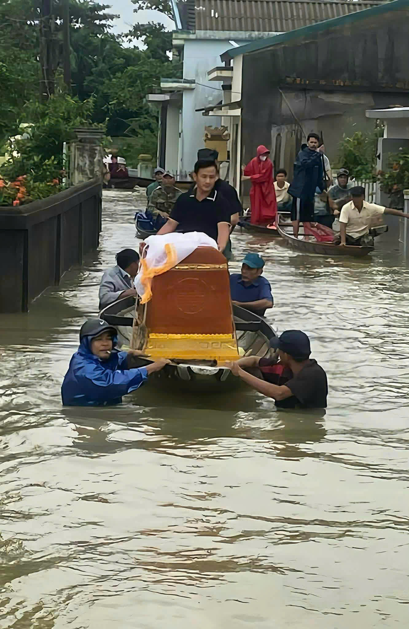 Quảng Trị: Một xã có 570 nhà bị ngập, dân dùng ghe đưa quan tài đến nơi cao ráo - Ảnh 9.