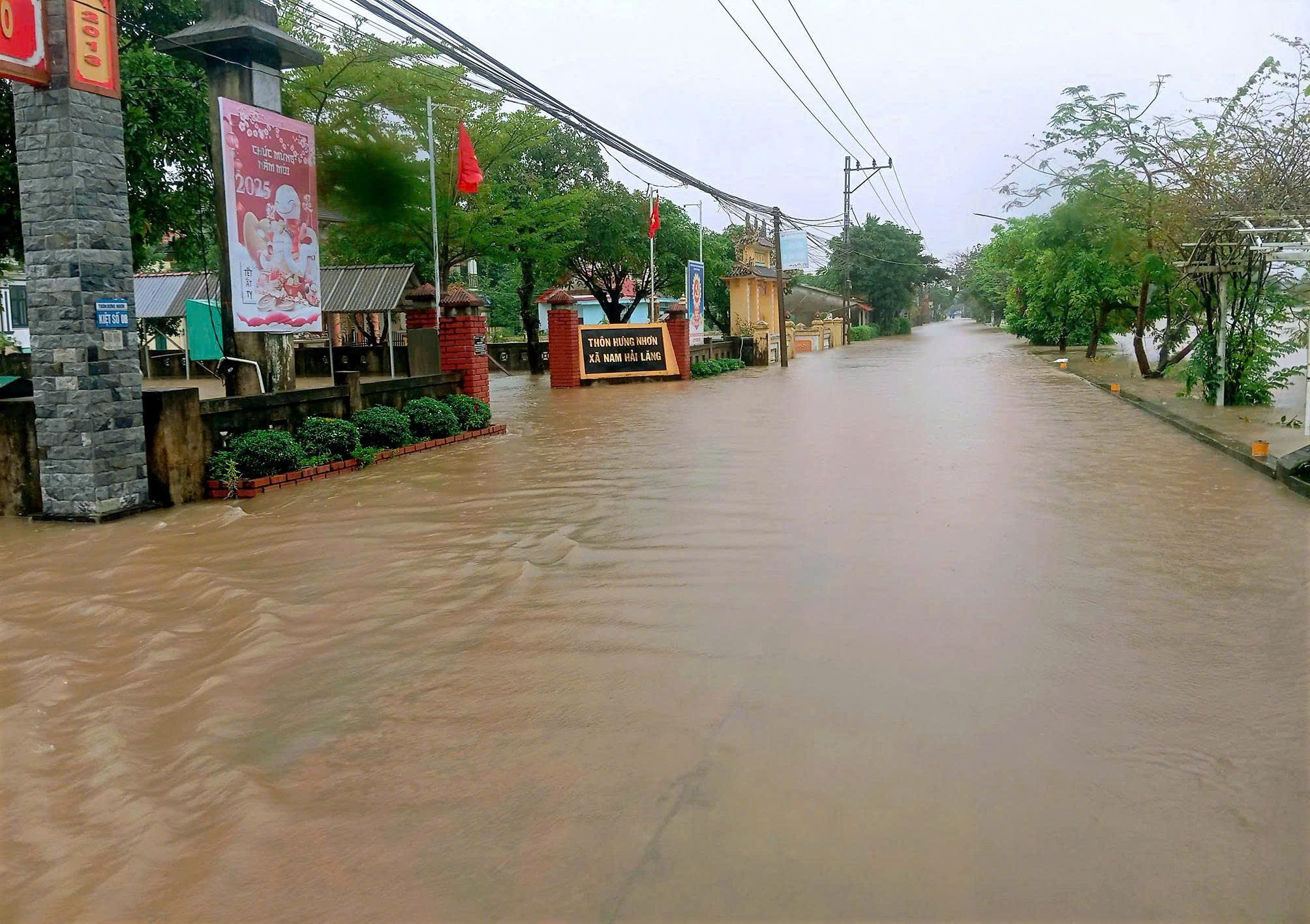 Quảng Trị: Một xã có 570 nhà bị ngập, dân dùng ghe đưa quan tài đến nơi cao ráo - Ảnh 3.