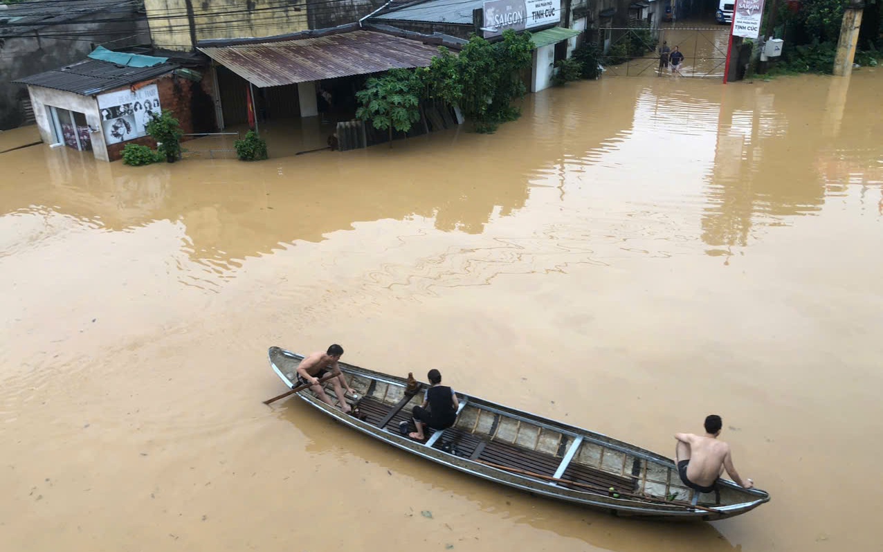 Mưa lũ miền Trung gây thiệt hại nặng nề 16 người chết và hàng trăm ngàn ngôi nhà ngập - Ảnh 2.