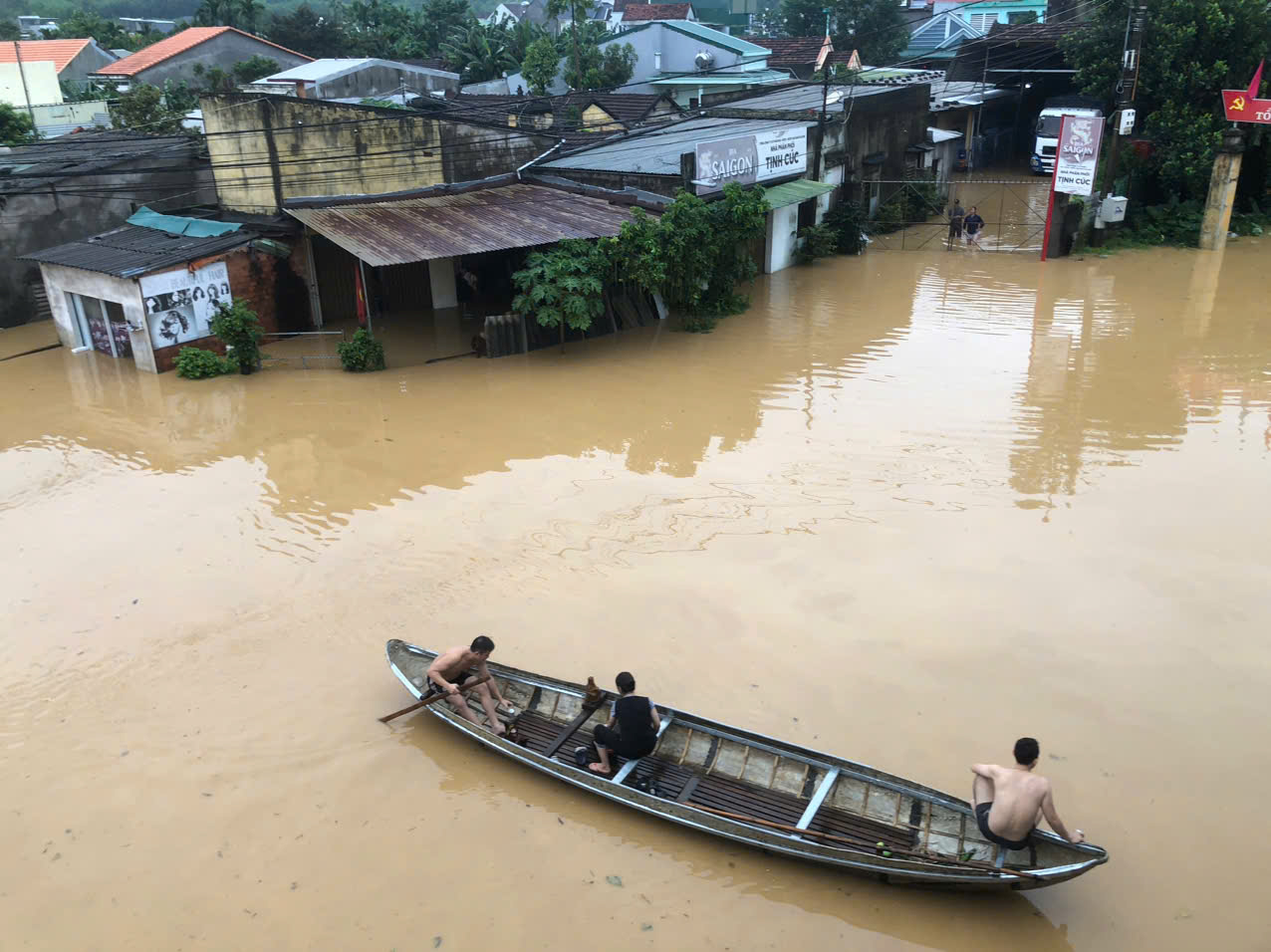 Khẩn cấp ngăn chặn lũ tr&agrave;n v&agrave;o trung t&acirc;m Quảng Ng&atilde;i - Ảnh 6.