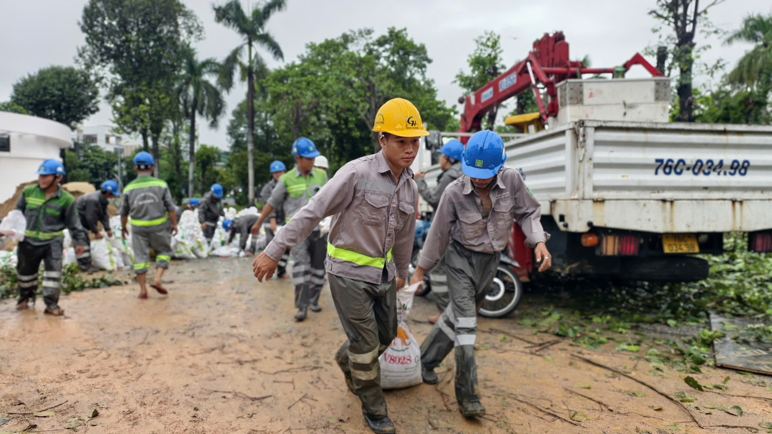 Khẩn cấp ngăn chặn lũ tr&agrave;n v&agrave;o trung t&acirc;m Quảng Ng&atilde;i - Ảnh 4.