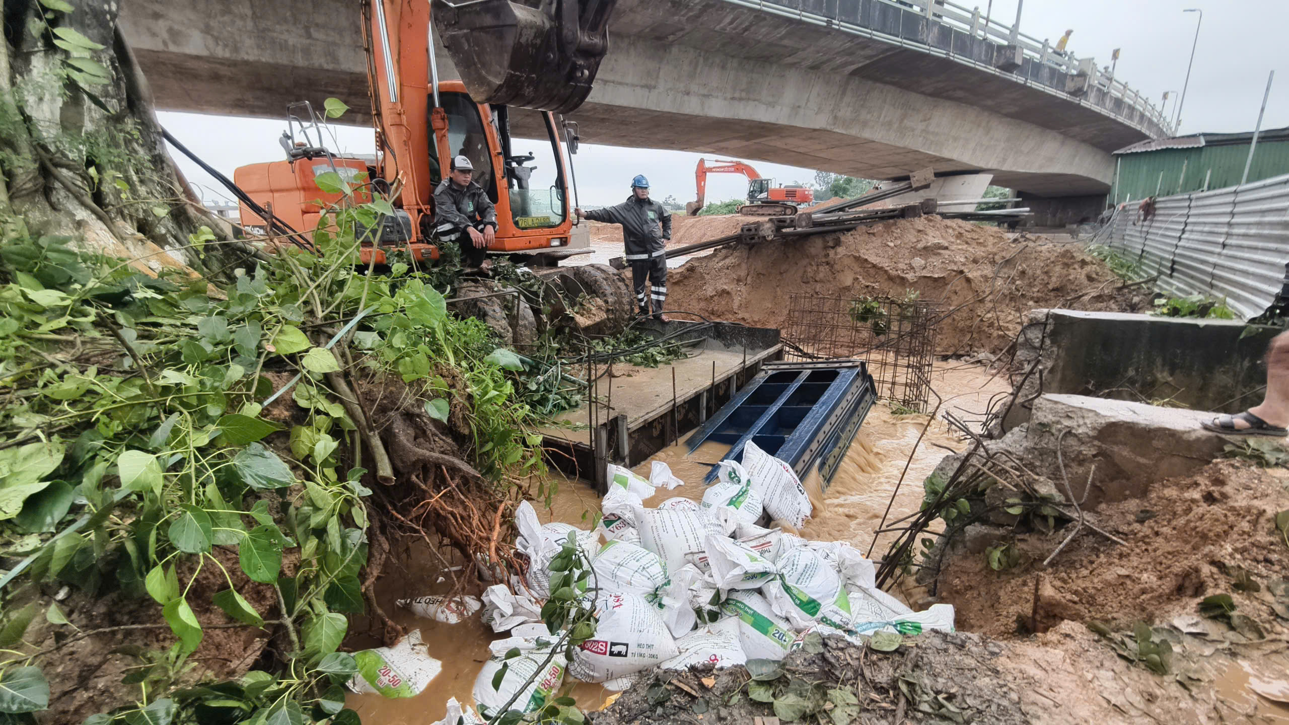 Khẩn cấp ngăn chặn lũ tr&agrave;n v&agrave;o trung t&acirc;m Quảng Ng&atilde;i - Ảnh 3.