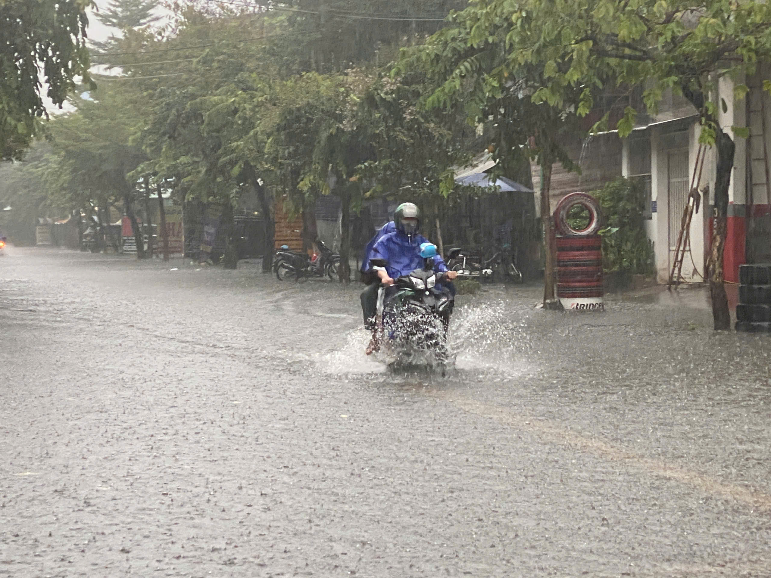 Cận cảnh ngập, người dân đi lại chật vật trong trận mưa ngày 3-10- Ảnh 9.