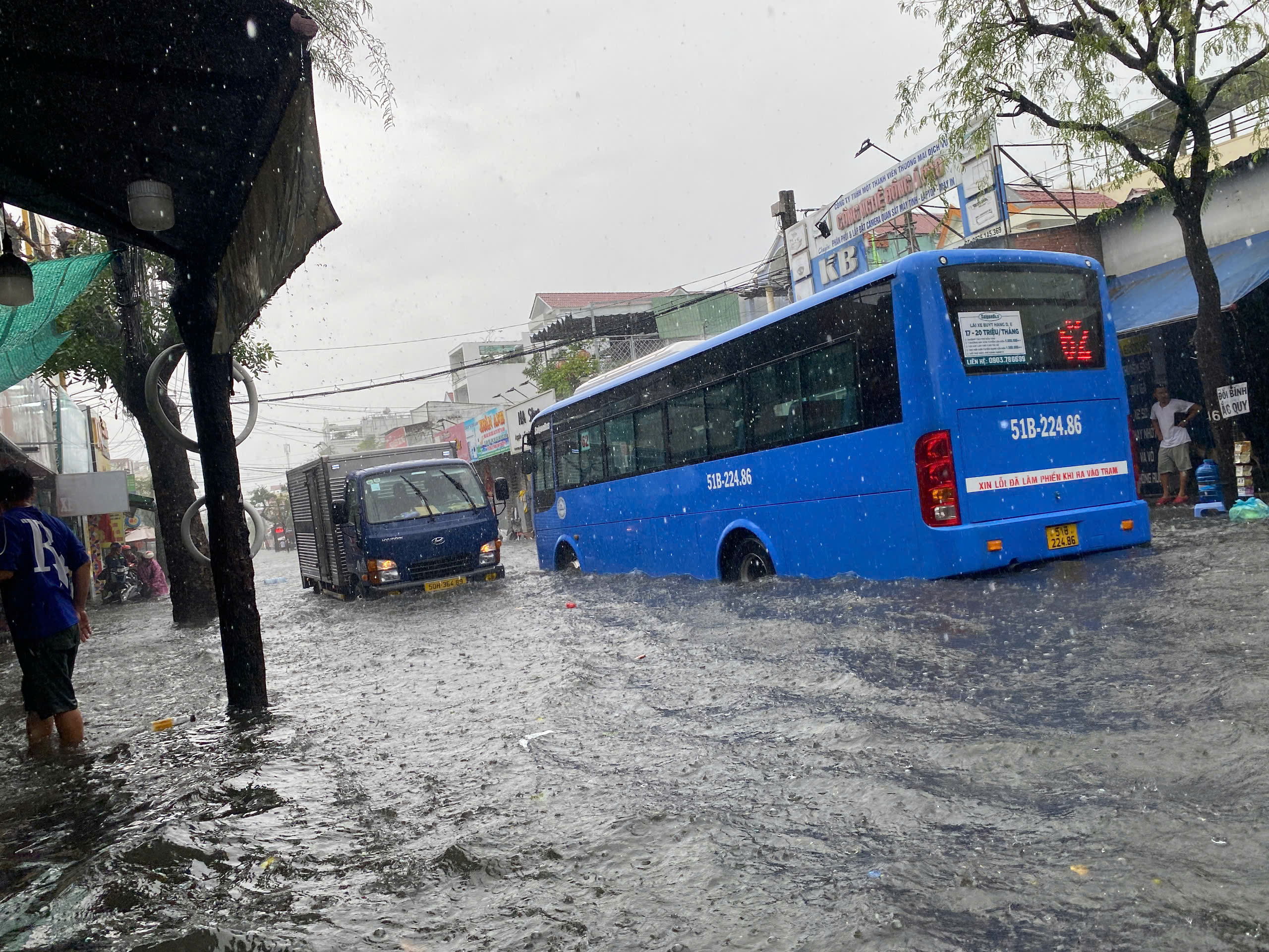 Cận cảnh ngập, người dân đi lại chật vật trong trận mưa ngày 3-10- Ảnh 8.
