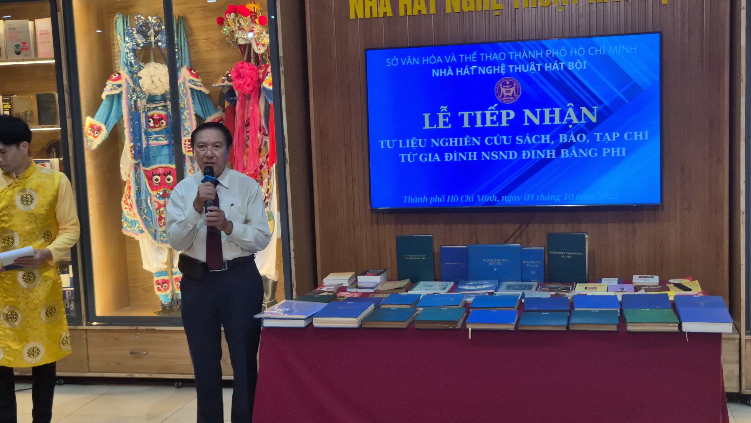 Gia đ&igrave;nh trao tư liệu qu&yacute; của NSND Đinh Bằng Phi dịp Giỗ Tổ- Ảnh 3.