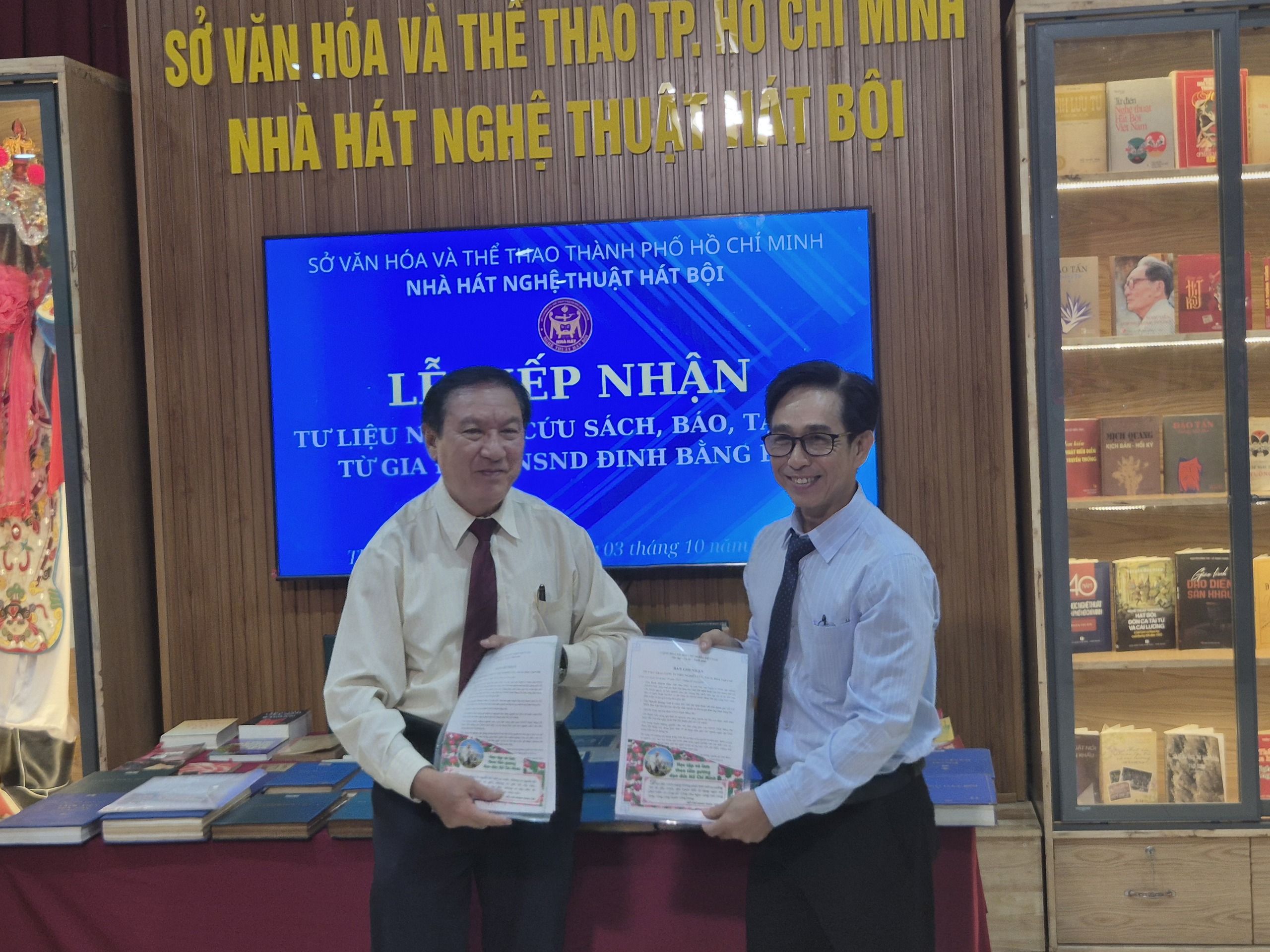 Gia đ&igrave;nh trao tư liệu qu&yacute; của NSND Đinh Bằng Phi dịp Giỗ Tổ- Ảnh 5.