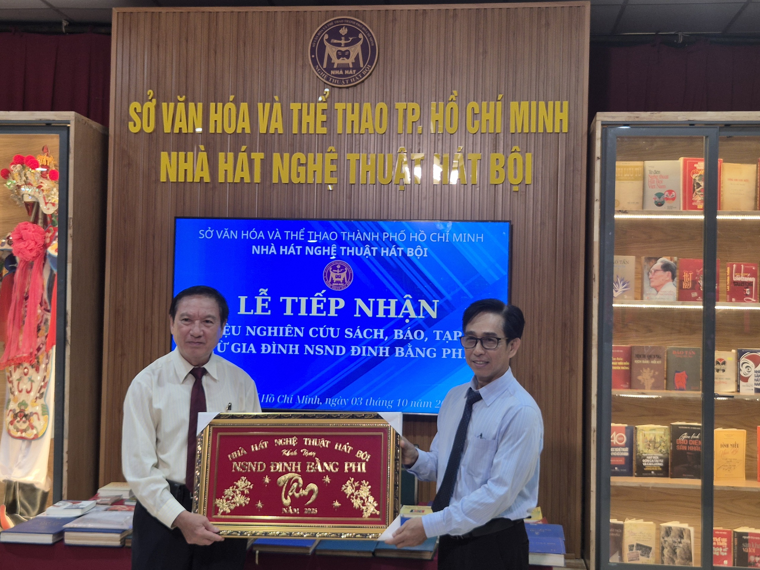 Gia đ&igrave;nh trao tư liệu qu&yacute; của NSND Đinh Bằng Phi dịp Giỗ Tổ- Ảnh 6.