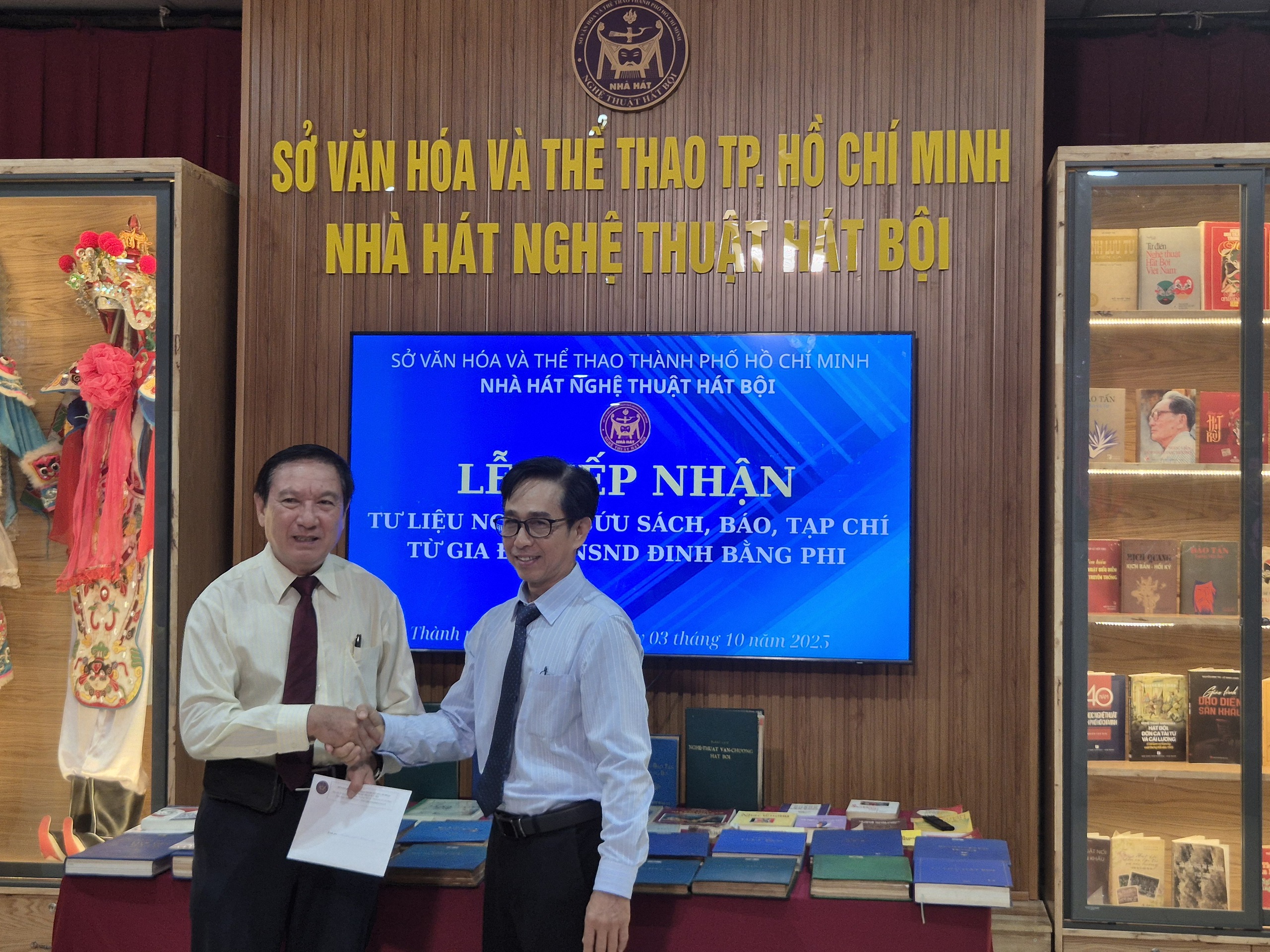 Gia đ&igrave;nh trao tư liệu qu&yacute; của NSND Đinh Bằng Phi dịp Giỗ Tổ- Ảnh 7.