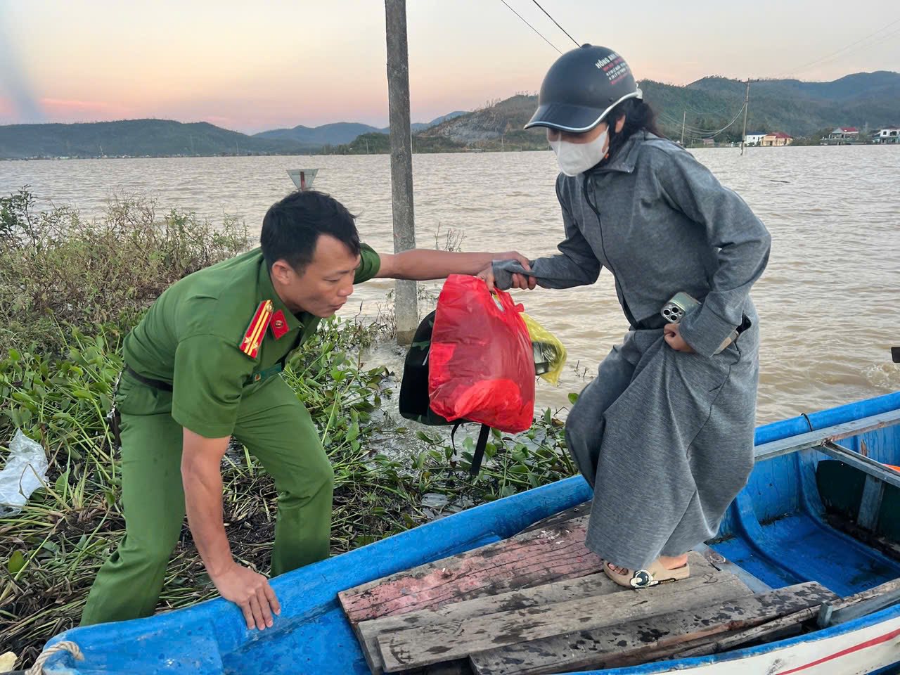 Ứng cứu kịp thời mẹ con sản phụ bị nước lũ c&ocirc; lập - Ảnh 3.
