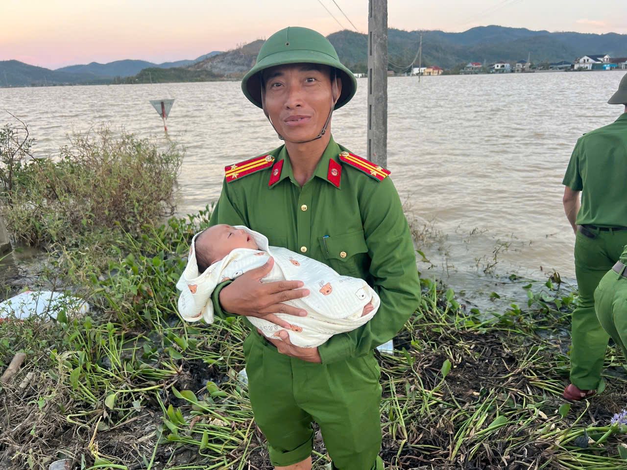 Ứng cứu kịp thời mẹ con sản phụ bị nước lũ c&ocirc; lập - Ảnh 2.