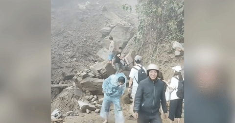 VIDEO: Cổng ch&agrave;o cao nguy&ecirc;n đ&aacute; Đồng Văn - điểm check in nổi tiếng đổ sập trong chớp mắt - Ảnh 1.