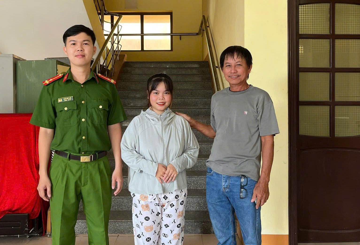 C&ocirc; g&aacute;i trẻ c&oacute; h&agrave;nh động đẹp khiến nhiều người khen ngợi- Ảnh 1.